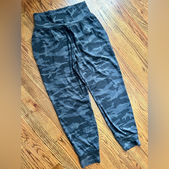 Athleta Salutation Camo Jogger - Picture 2 of 9